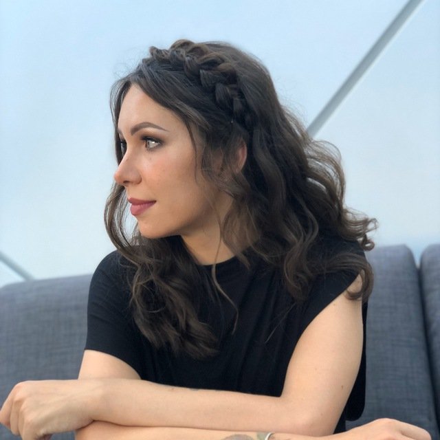 Portret Olga Sankova, specjalistki tatuażu fine line w Fineline Tattoo Gallery w Krakowie. Członkini Tattoo Kraków Kolektyw Artystów. Projekty tatuaży fine line w stylu botanicznym i ornamentalnym.