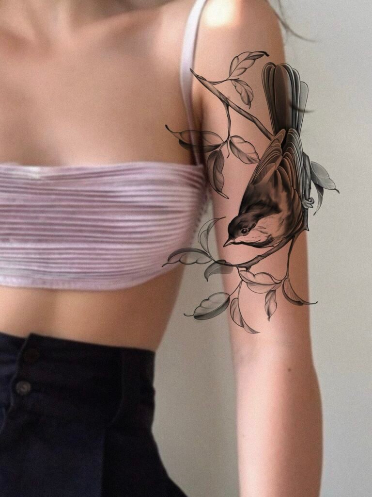 Dostępny projekt tatuażu z motywem ptaka siedzącego na gałązce z miękkimi liśćmi. Wykonany w czerni i szarościach, z precyzyjną kreską i subtelnym cieniowaniem, skoncentrowany na lekkości i naturalnym przepływie form. Projekt tatuażu autorstwa Olga Sankova (@olga_sankova_tattoo), przygotowany dla Tattoo Kraków Kolektyw Artystów.