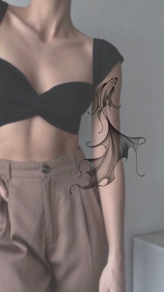 Dostępny projekt tatuażu z motywem meduzy w stylu fine line, umieszczony na górnej części ramienia, wykonany z płynnych, organicznych linii oraz miękkiego cieniowania w czerni i szarościach. Kompozycja podkreśla czystą kreskę, ruch oraz minimalistyczną strukturę. Projekt tatuażu autorstwa Olga Sankova (@olga_sankova_tattoo), przygotowany dla Tattoo Kraków Kolektyw Artystów.