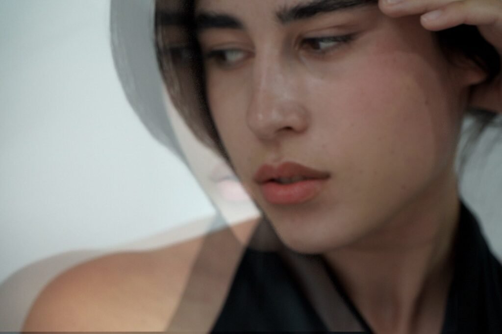 Portret Soni, tatuatorki oraz instruktorki Fine Line Masterclass w Fineline Tattoo Gallery w Krakowie. Prowadzi zaawansowane, profesjonalne szkolenia tatuażu w ramach Tattoo Kraków Kolektyw Artystów.