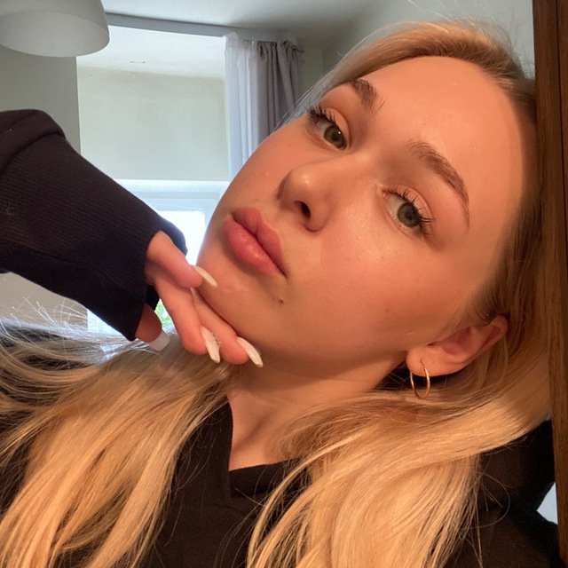 Portret Yary, tatuatorki i instruktorki w Fineline Tattoo Gallery w Krakowie. Specjalizacja: tatuaż fine line oraz mini tattoo. Instruktorka profesjonalnych kursów tatuażu w ramach Tattoo Kraków Kolektyw Artystów.